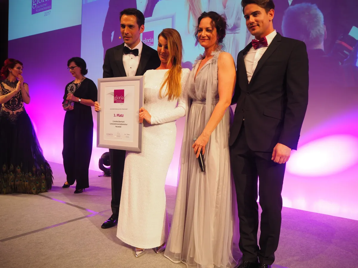 Übergabe der Urkunde beim GLORIA Deutschen Kosmetikpreis